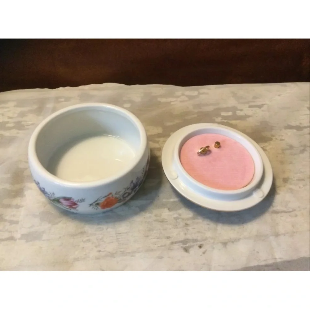 Danbury Mint Floral Enchantment Porcelain Music Box T7